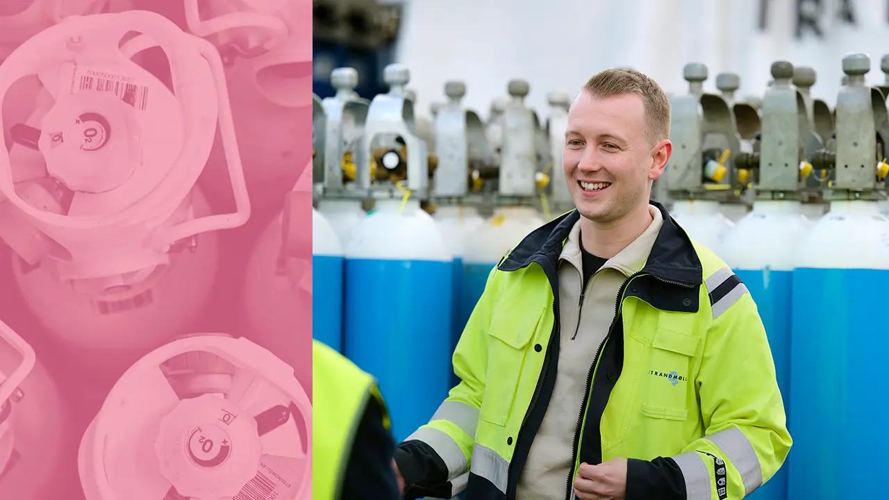 Glade medarbejdere på Strandmøllen snakker om arbejdsplads. Arbejde i gas industri. Flasker på række. 